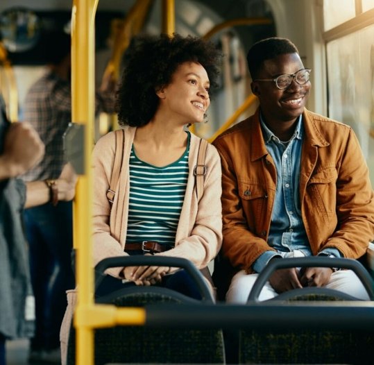 Duas pessoas felizes no onibus